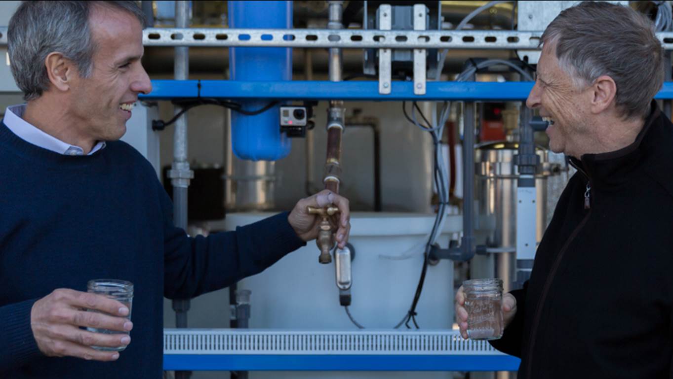 bill gates tomando água de sua máquina.