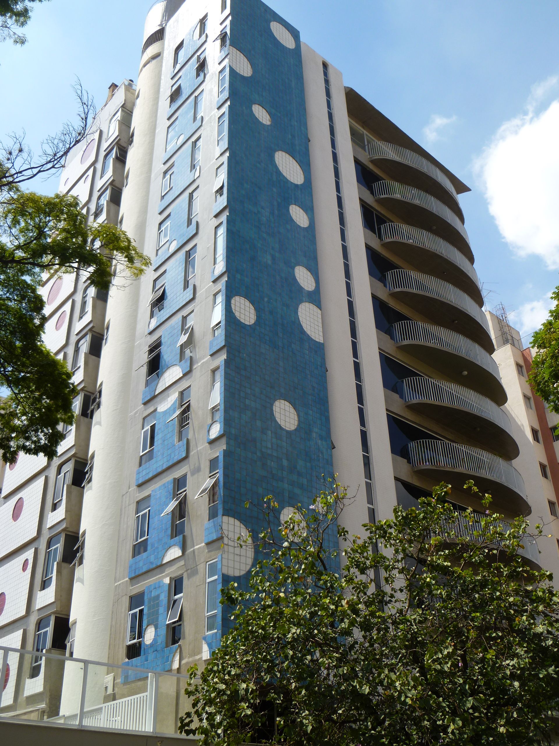 Fachada restaurada do Ed. Giordana, com revestimento azul e branco